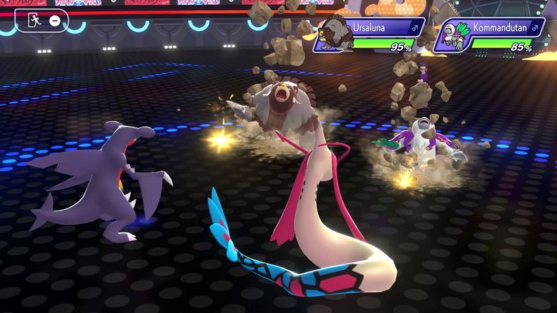 Ein Pokémon-Kampf zwischen Knakrack und Milotic gegen Ursaluna und Kommandutan. Ursaluna und Kommandutan wird Schaden zugefügt.