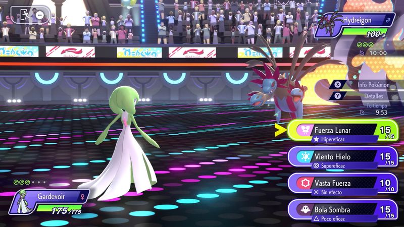 Combate Pokémon entre Gardevoir y Hydreigon. El movimiento Fuerza Lunar está seleccionado y marcado como hipereficaz.