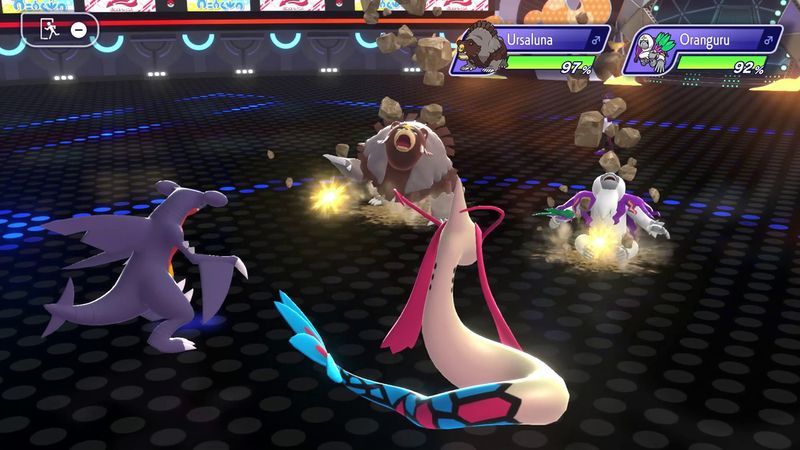 Combate Pokémon de Garchomp y Milotic contra Ursaluna y Oranguru. Ursaluna y Oranguru están recibiendo daño.