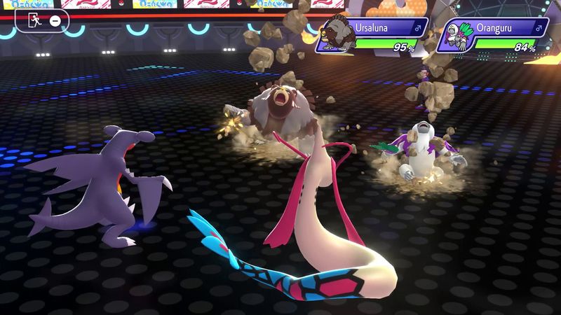 Lotta Pokémon in cui Garchomp e Milotic affrontano Ursaluna e Oranguru. Ursaluna e Oranguru hanno subito danni.