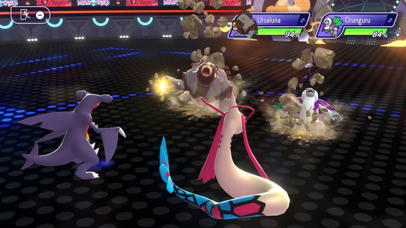 Combate Pokémon de Garchomp y Milotic contra Ursaluna y Oranguru. Ursaluna y Oranguru están recibiendo daño.